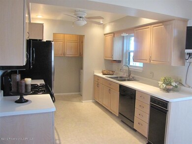 Kitchen-light and bright!!