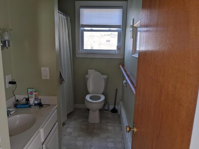 431 NE A bathroom