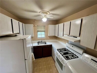 5693 Kingsport Dr NE unit 2, Atlanta, GA 30342 - photo 4