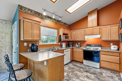 Kitchen with breakfast bar!!