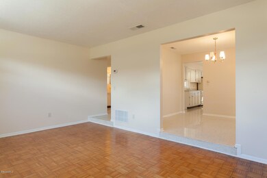 2585 Royal Oak Dr-13