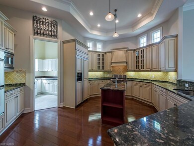 Chef's Kitchen with Gas Cooktop, Double-Ovens & Wa
