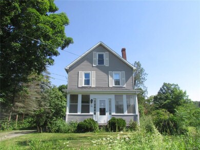 Nice enclosed front porch, could be enjoyed all ye
