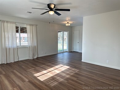Large space for 4 or 5 foot tabletr with new slidi