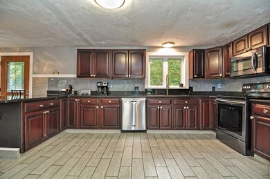 82 Bumble Bee Cir, Shrewsbury, MA 01545 - photo 7