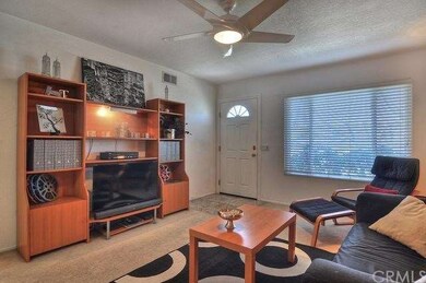 Welcome your guest into this beautiful condo.