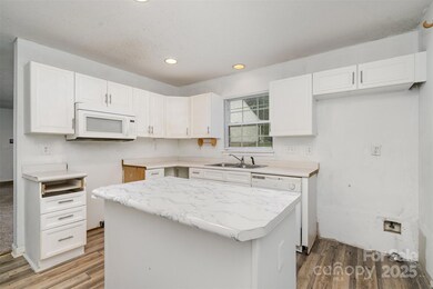 5921 Cougar Ln, Charlotte, NC 28269 - photo 4