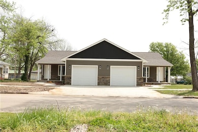 902 N 9th St, Neodesha, KS 66757 - photo 2
