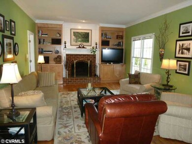 Den/Family/Great Room - Family room with hardwood 