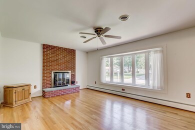 913 Dixon Ave, Sykesville, MD 21784 - photo 4