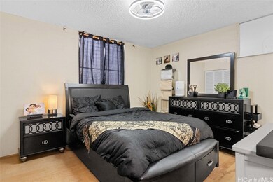  Bedroom 1 (Queen Sized Bed)