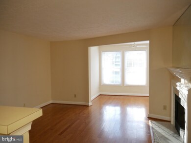 12006 Ridge Knoll Dr unit 502B, Fairfax, VA 22033 - photo 2
