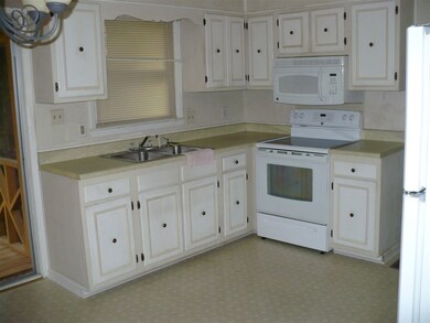 609 Lakewood Dr, Jacksonville, NC 28546 - photo 3