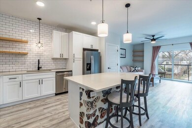Kitchen with appliances with stainless steel fini