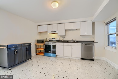 229 S Ann St unit . B, Baltimore, MD 21231 - photo 6