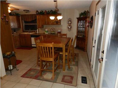 EATING SPACE IN THE KITCHEN! PLENTY OF ROOM TO EXT