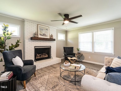 007-1280x960-family-room