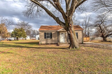 110 S Vann St, Chouteau, OK 74337 - photo 2