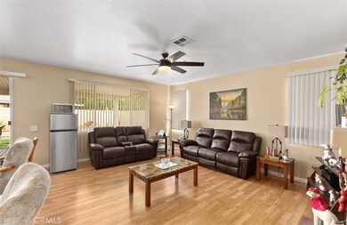 Open Large Family Family Room and Kitchen Combination.