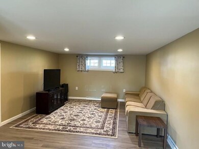215 W 38th St, Reading, PA 19606 - photo 2
