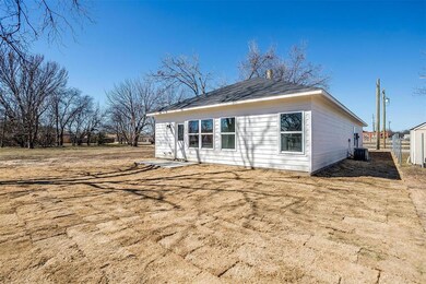 202 Hollingsworth St, Cleburne, TX 76031 - photo 3