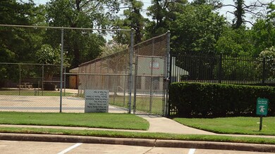 5632 Birchmont Dr unit B, Houston, TX 77091 - photo 3