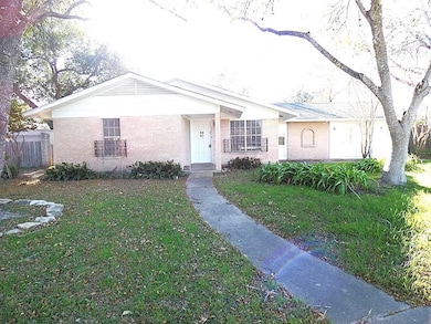 1403 Kingfisher Dr, Beeville, TX 78102 - photo 2