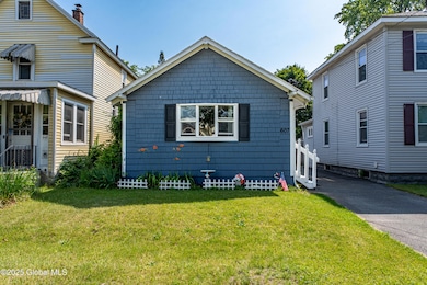 607 Cramer Ave in Rotterdam!