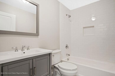 604 Ridge bath hallway