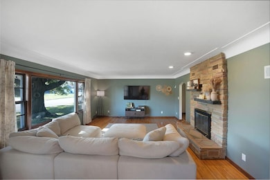 707 Lorraine Ave, Waterloo, IA 50702 - photo 4