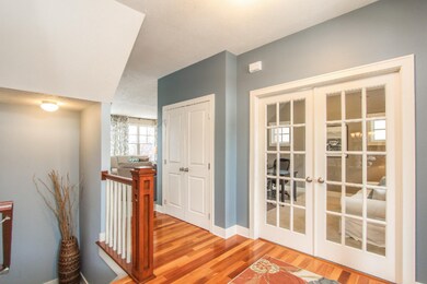 004-Foyer-2418586-medium