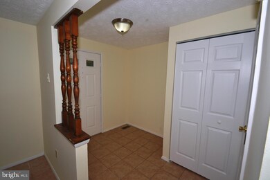 19054 Partridge Wood Dr, Germantown, MD 20874 - photo 2