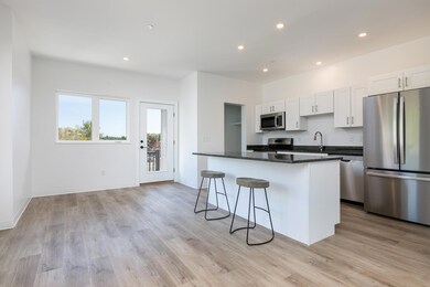 531 Westbrook St South-large-004-039-Kit