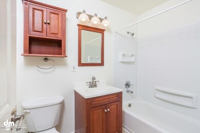 Unit 4 Bathroom 20170424-DW-7535-SMALL