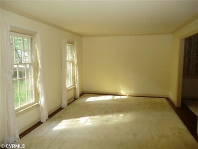 Living Room - Large Living room has Crown Molding 