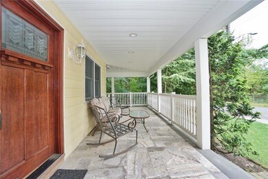 578 Drumgoogle Rd E, Staten  Island, NY 10312 - photo 4