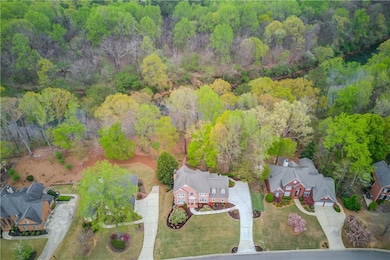 Birds eye view of property featuring a forest view