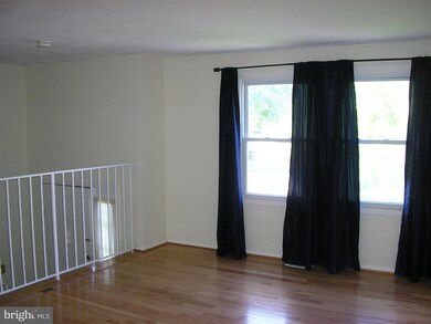 12615 Etruscan Dr, Herndon, VA 20171 - photo 3