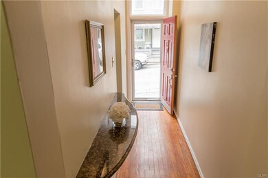 Bright entrance/hallway