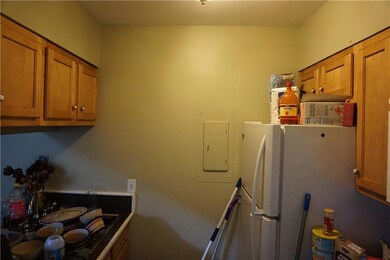 Pretty Kitchen Cabinets - all appls included - Ref