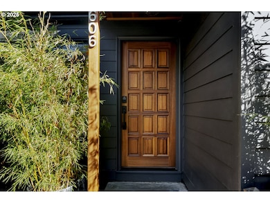 8606 N Dwight Ave, Portland, OR 97203 - photo 4