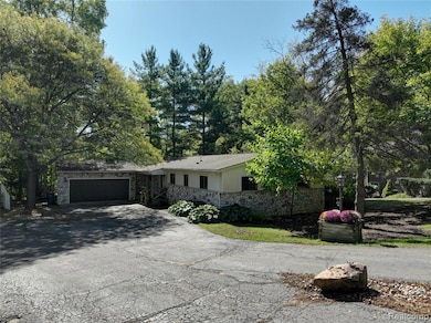 2451 Sanders Place, Bloomfield Hills, MI 48302 - photo 3