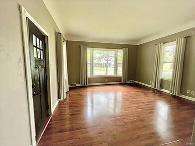 Large living room with 10' ceilings