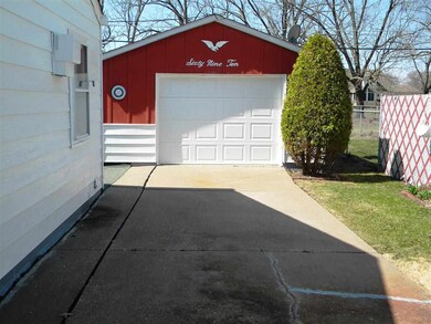 6910 N Pine St, Davenport, IA 52806 - photo 2