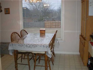 LARGE BREAKFAST AREA