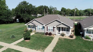 4722 SW 30th St, Topeka, KS 66614 - photo 2