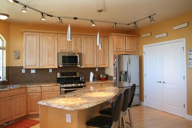 Kitchen breakfast bar