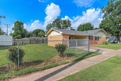 View of front facade featuring a front yard