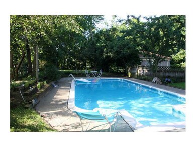 Swimming Pool/Hot Tub/Sauna. Exterior Back.
