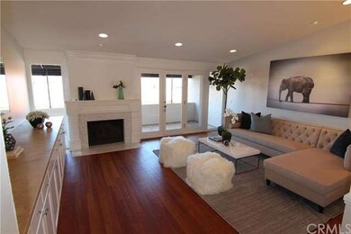 LIVING ROOM WITH VIEWING DECK